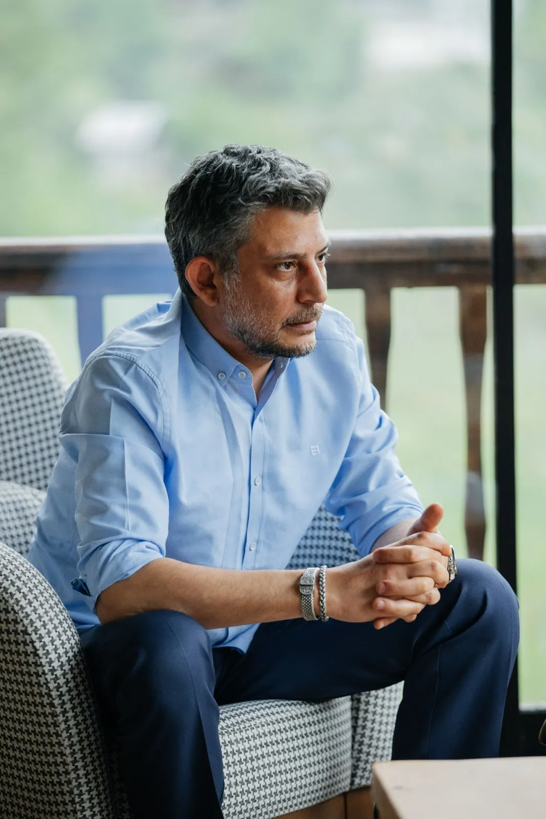 Hacı Haydar Salık mavi gömlekle otururken