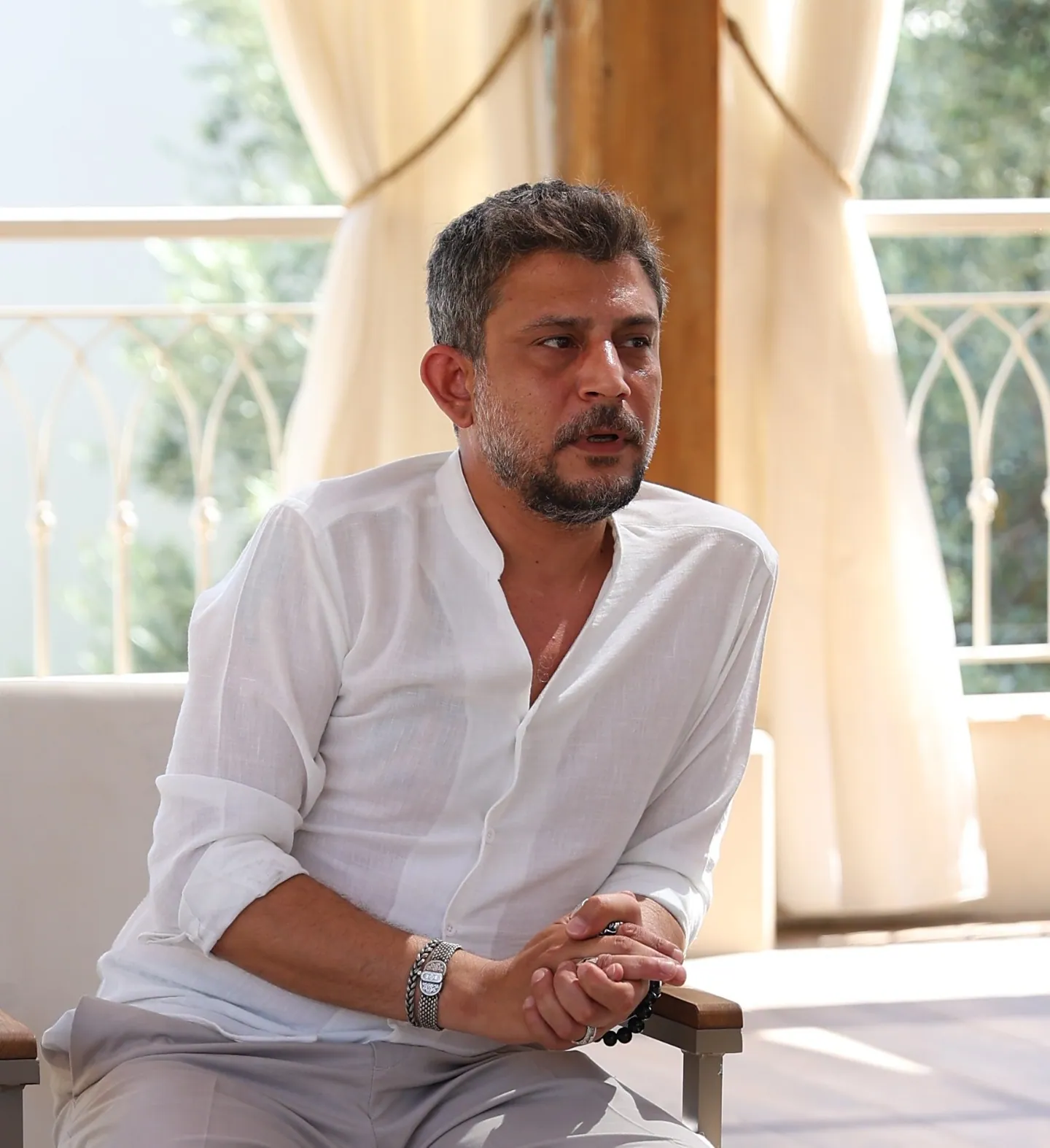 Hacı Haydar Salık pencere önünde